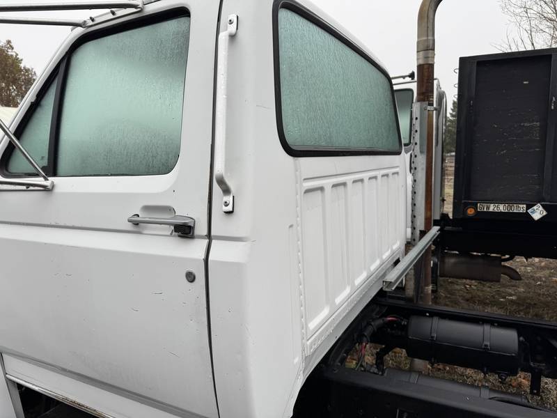 1999 Ford F800 cab chassis. (CN 29)