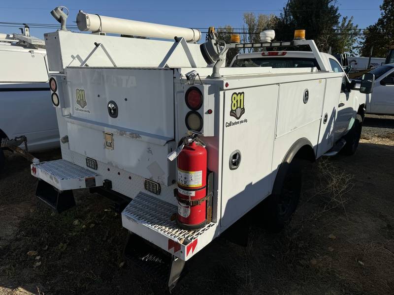 2013 Chevy 3500 4x4 Servive Utility (CN 32)