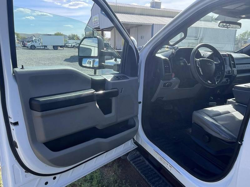 2019 Ford F550 4x4 40 ft Bucket Truck with material lift(CN 1004)