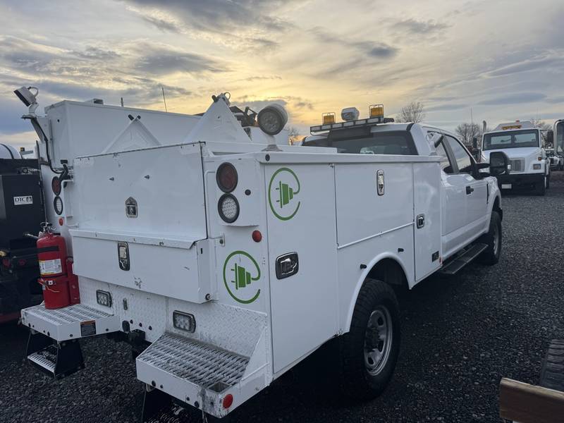 2017 Ford F350 XL 4x4, Utility box, (CN 1053)