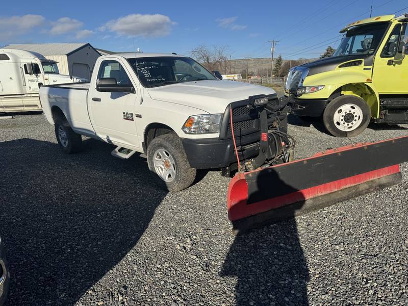 2014 Dodge 3500 4x4 pickup W/Boss 8.6ft Snow Plow (CN 1081)
