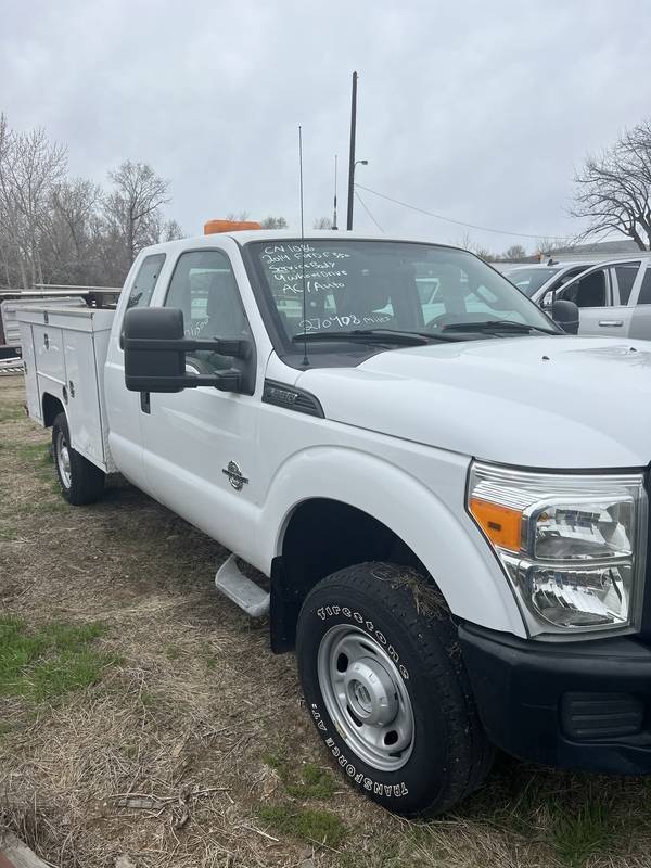 2014 Ford Ext cab, f350 4x4, DSL, service utility (CN 1086))