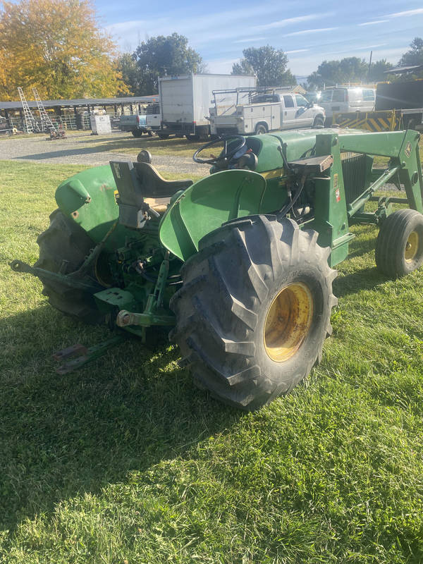 JD 2440 tractor w/loader