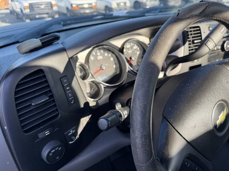 2013 Chevy 3500 4x4 Service Truck (CN 32)