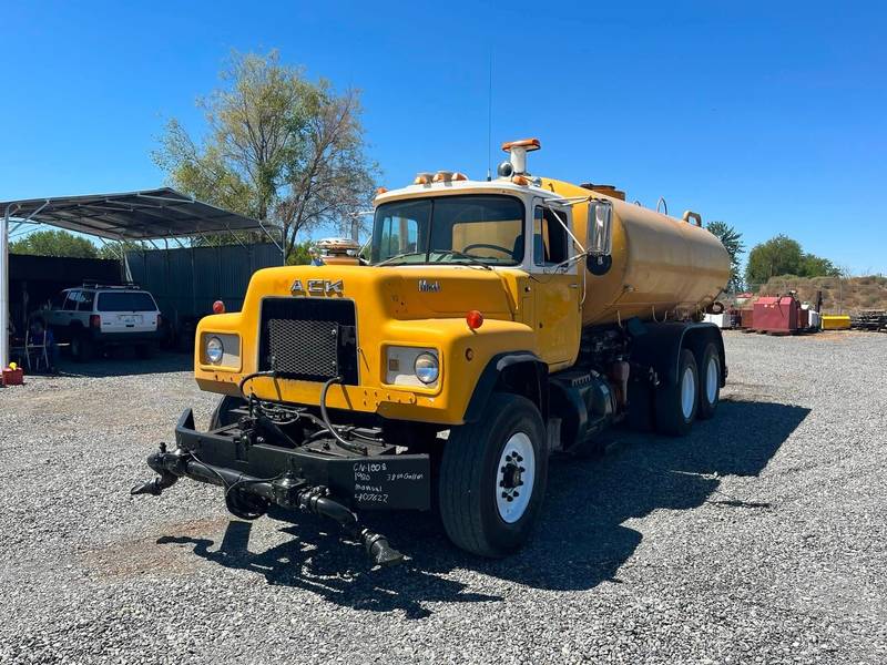 1980 Mack 4000 Gallon T/A Water Truck (CN-1008)