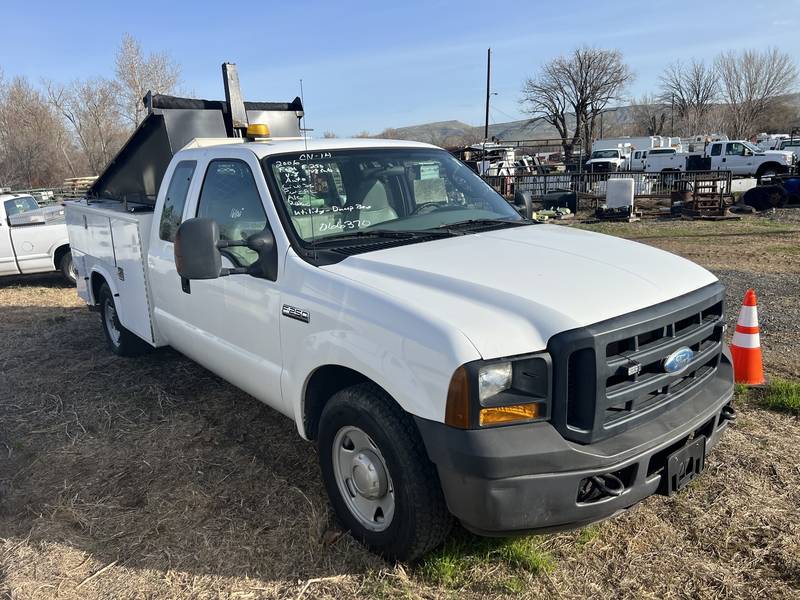 2006 Ford F250 Ext cab w/Utility Dump Box (CN 14))