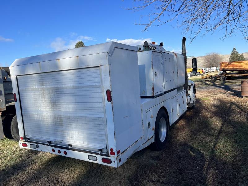 2004 IHC 4400 service lubricant truck (CN 1171)