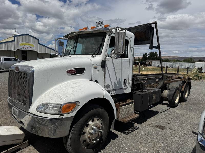 2012 Peterbuilt Model 348, Hook Chain Box Mover Truck
