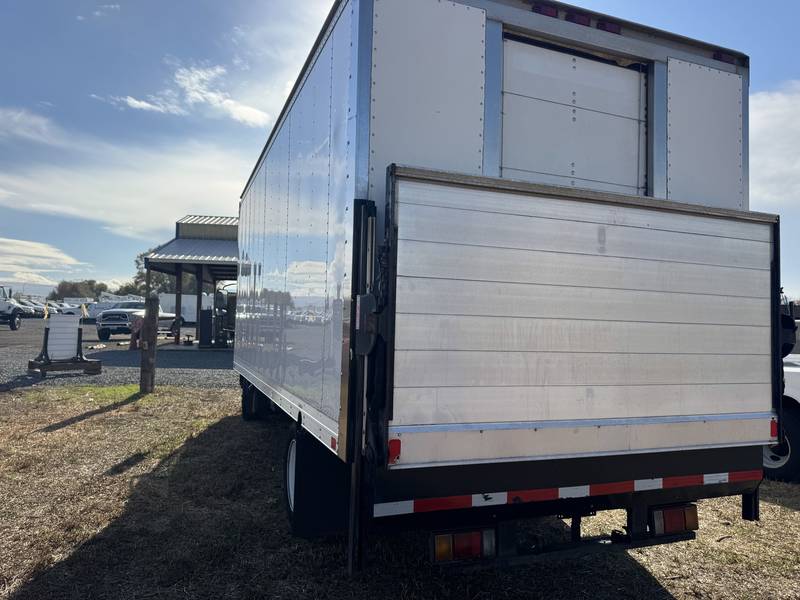 2011 Isuzu NRR 18ft Box Truck W/ Liftgate