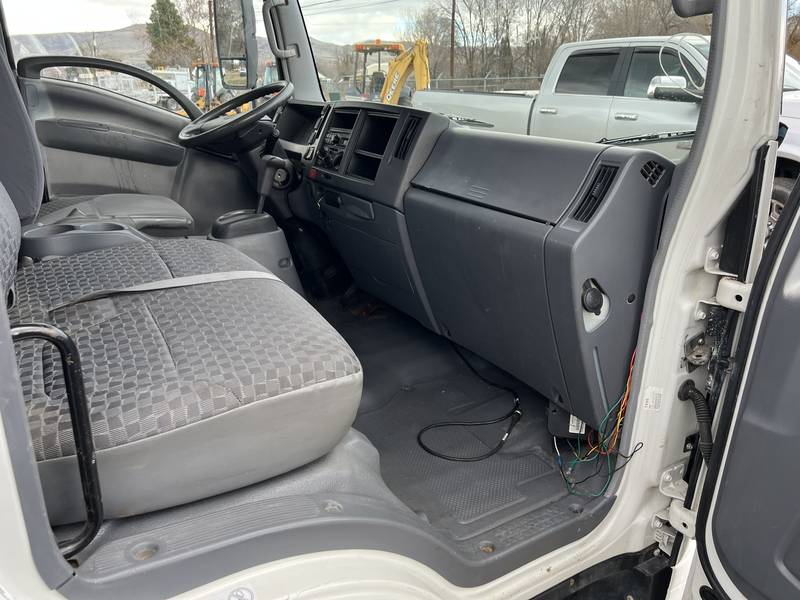 2009 Isuzu npr, cab chassis, (CN 76)