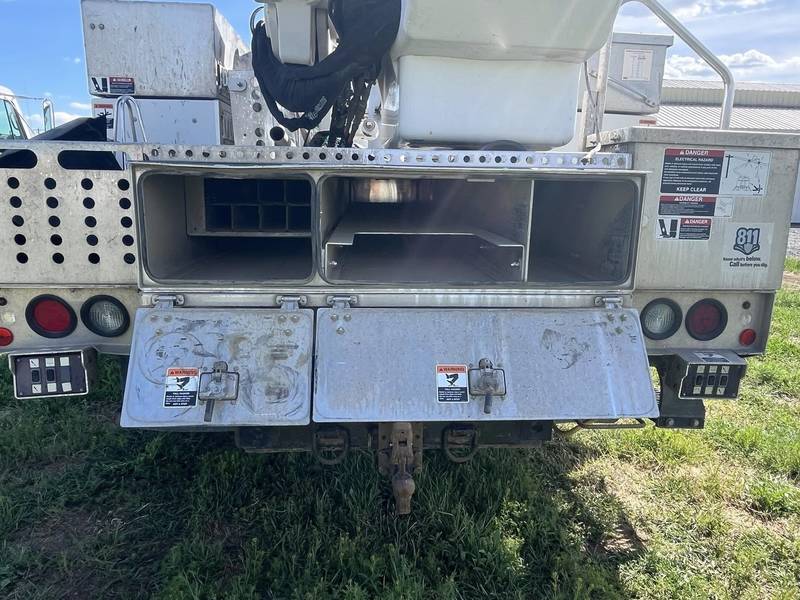 2019 Ford F550 4x4 40 ft Bucket Truck with material lift(CN 1004)