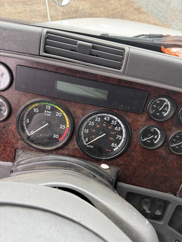2006 Freightliner tractor truck W/Sleeper