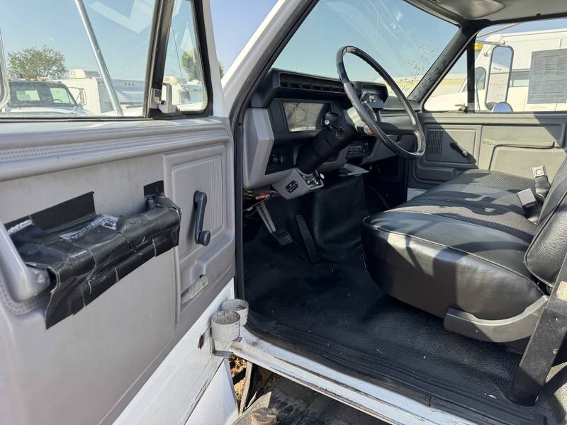 1999 Ford F800 cab chassis. (CN 29)