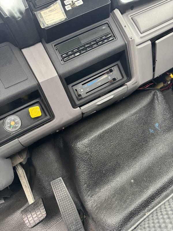 1999 Ford F800 cab chassis. (CN 29)