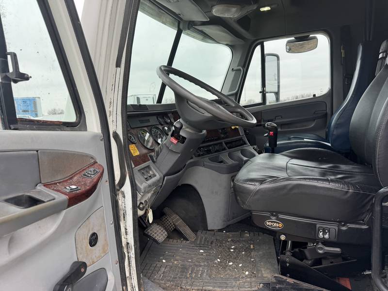 2006 Freightliner tractor truck W/Sleeper