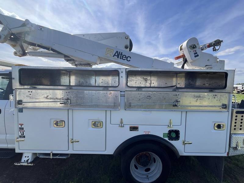 2019 Ford F550 4x4 40 ft Bucket Truck with material lift(CN 1004)