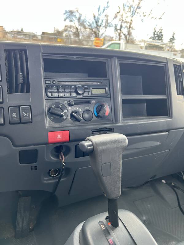 2009 Isuzu npr, cab chassis, (CN 76)