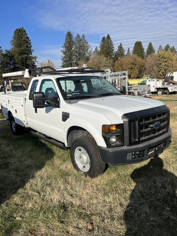 2008 Ford F-350 Ext cab, 4x4, Fiberglass Utility (CN 89))