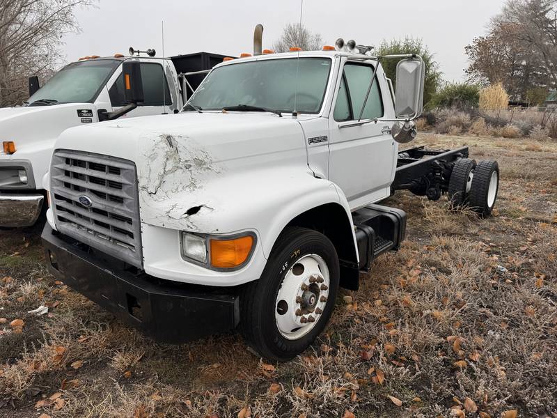 1999 Ford F800 cab chassis. (CN 29)