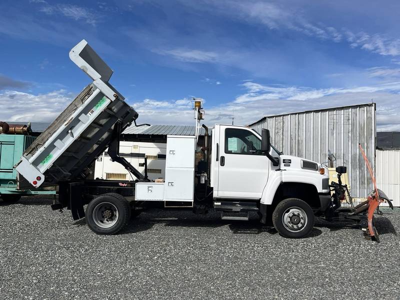 2006 GMC C5500 4x4 ,4 yrd dump truck W/ snowplow and sander, (CN 1018)