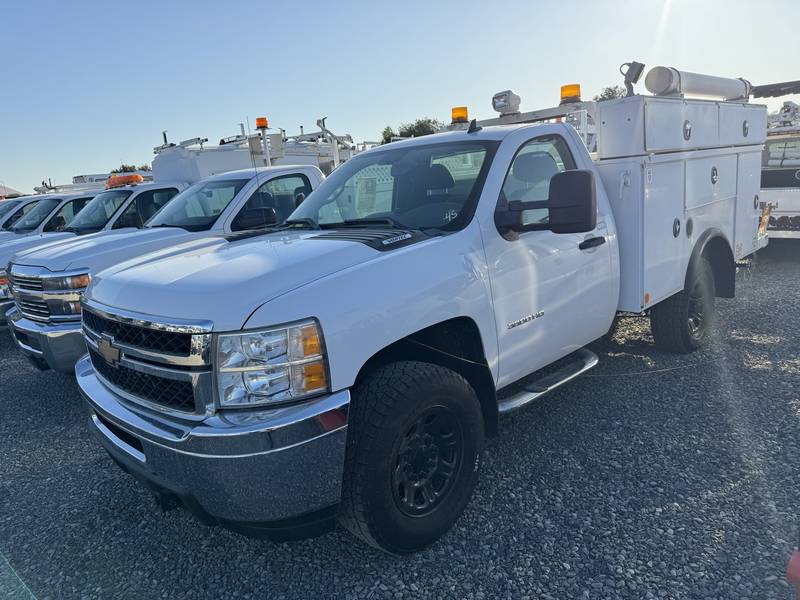 2013 Chevy 3500 4x4 Service Truck (CN 32)