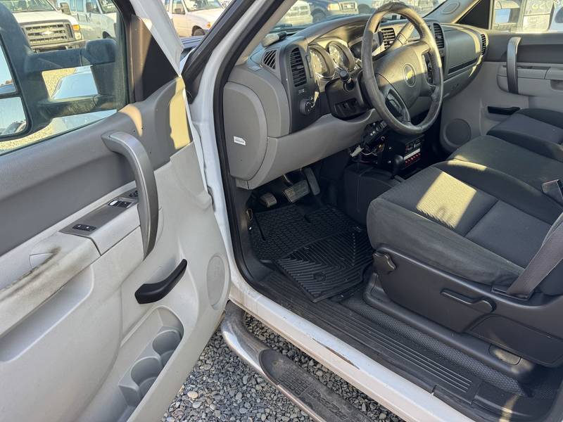 2013 Chevy 3500 4x4 Service Truck (CN 32)