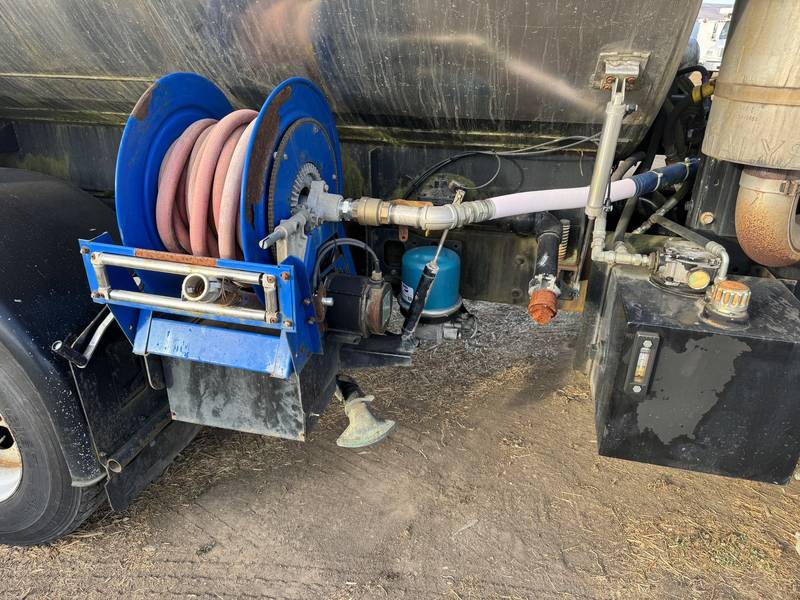 2005 IHC 7600, 2900 Gallon Stainless  Potable water/Flusher truck (CN 1073)