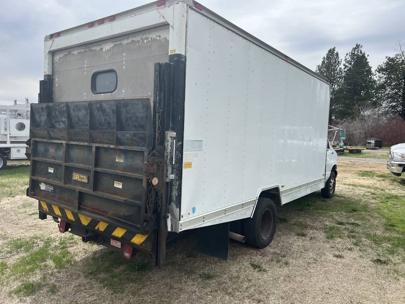 1997 Ford E350 16 ft box van w/ liftgate (CN 33))