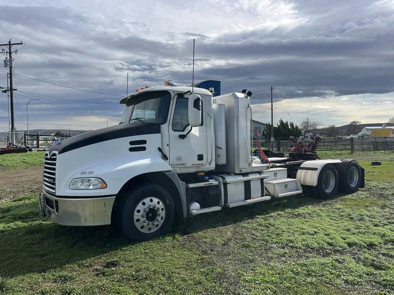 2012 Mack CXU613 Tractor truck (CN 1)