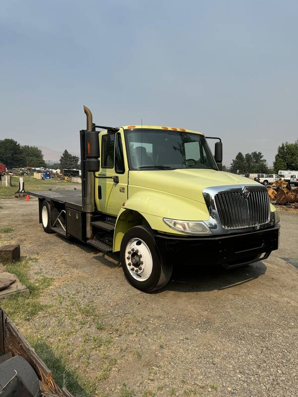 2003 IHC 4300 16 ft Flatbed Truck