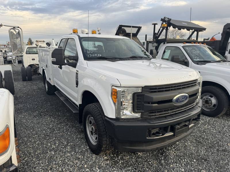 2017 Ford F350 XL 4x4, Utility box, (CN 1053)