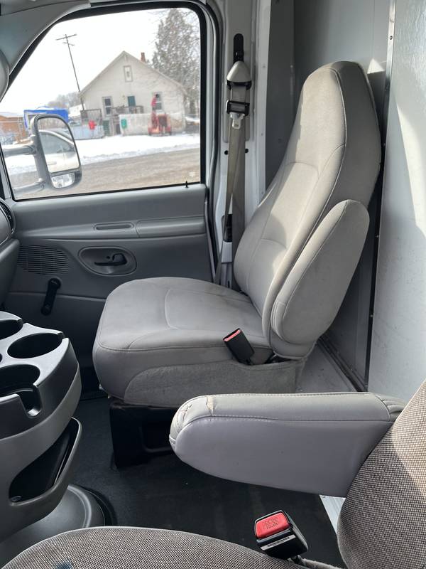 2006 Ford E450 14 ft splicing box truck (CN 40))