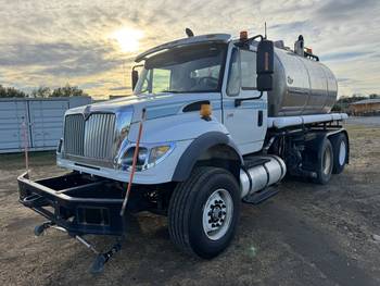2005 IHC 7600, 2900 GallonStainless water/Flusher truck (CN 1073)
