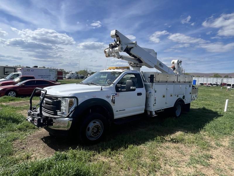 2019 Ford F550 4x4 40 ft Bucket Truck with material lift(CN 1004)