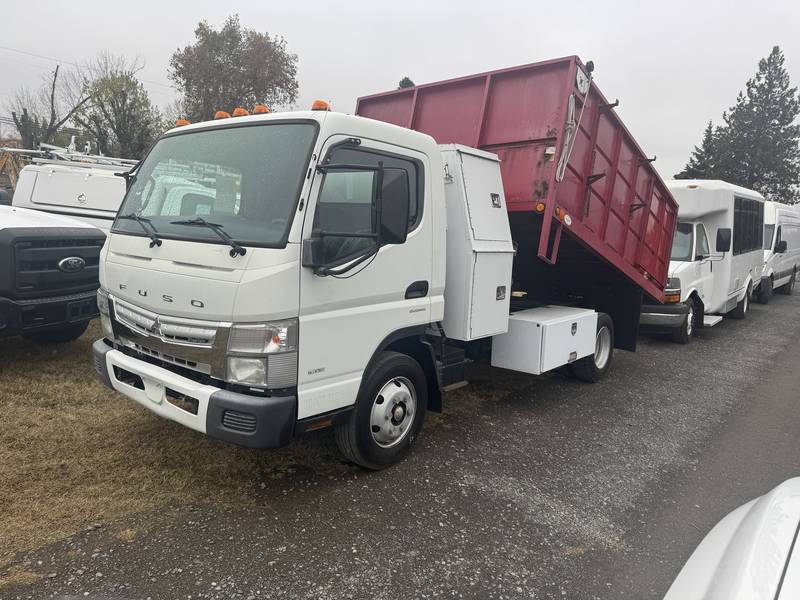 2013 Mitsubishi Fusu 10 ft flat bed dump (CN 1074)