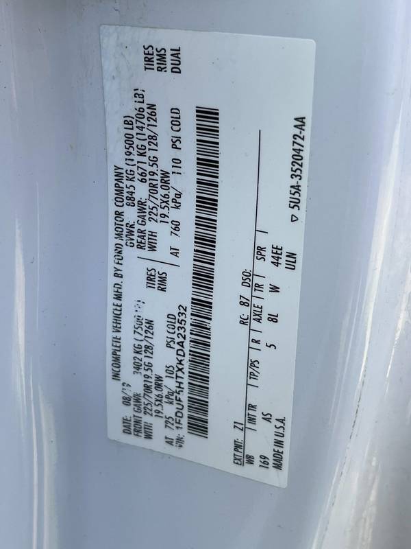 2019 Ford F550 4x4 40 ft Bucket Truck with material lift(CN 1004)