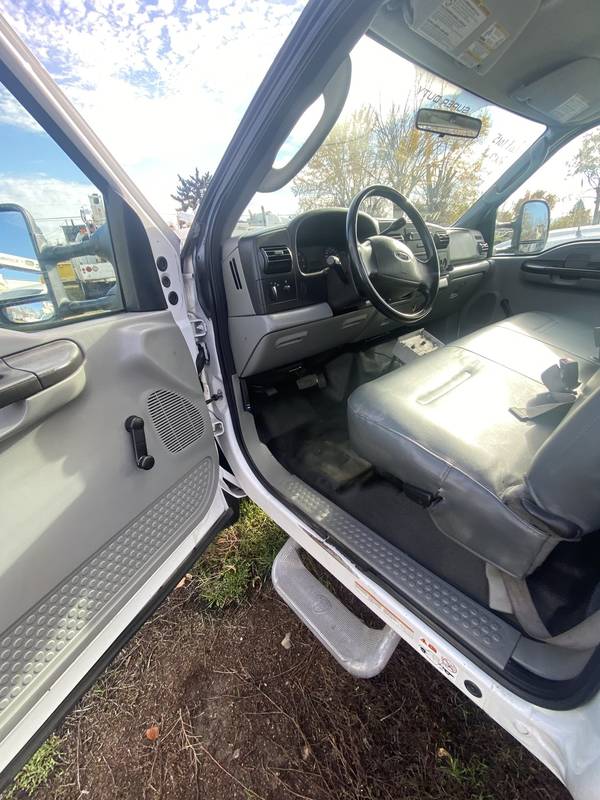 2007 Ford F450 Service Utility w/3500lb Auto Crane (Lot 1018)