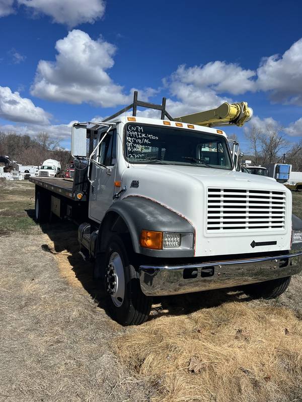 1999 IHC 4700 23 ft flatbed. (CN 74))